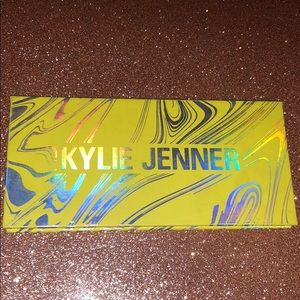Kylie cosmetics calm before the storm palette